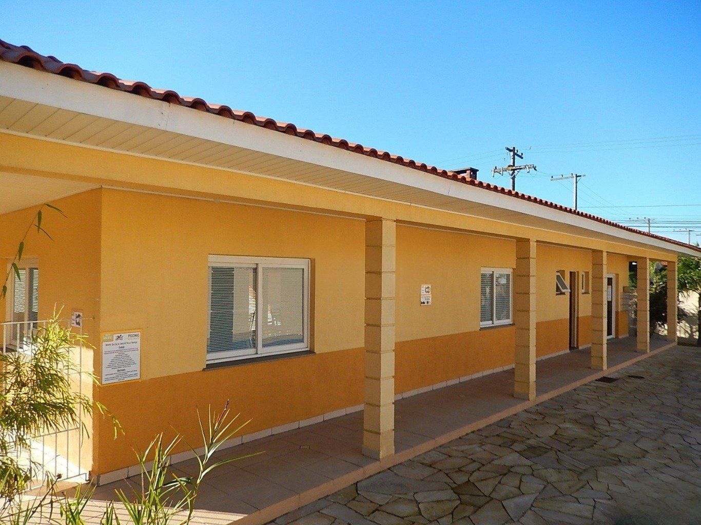 Casa em condomínio com 2 dormitórios, escada e 1 vaga de garagem.