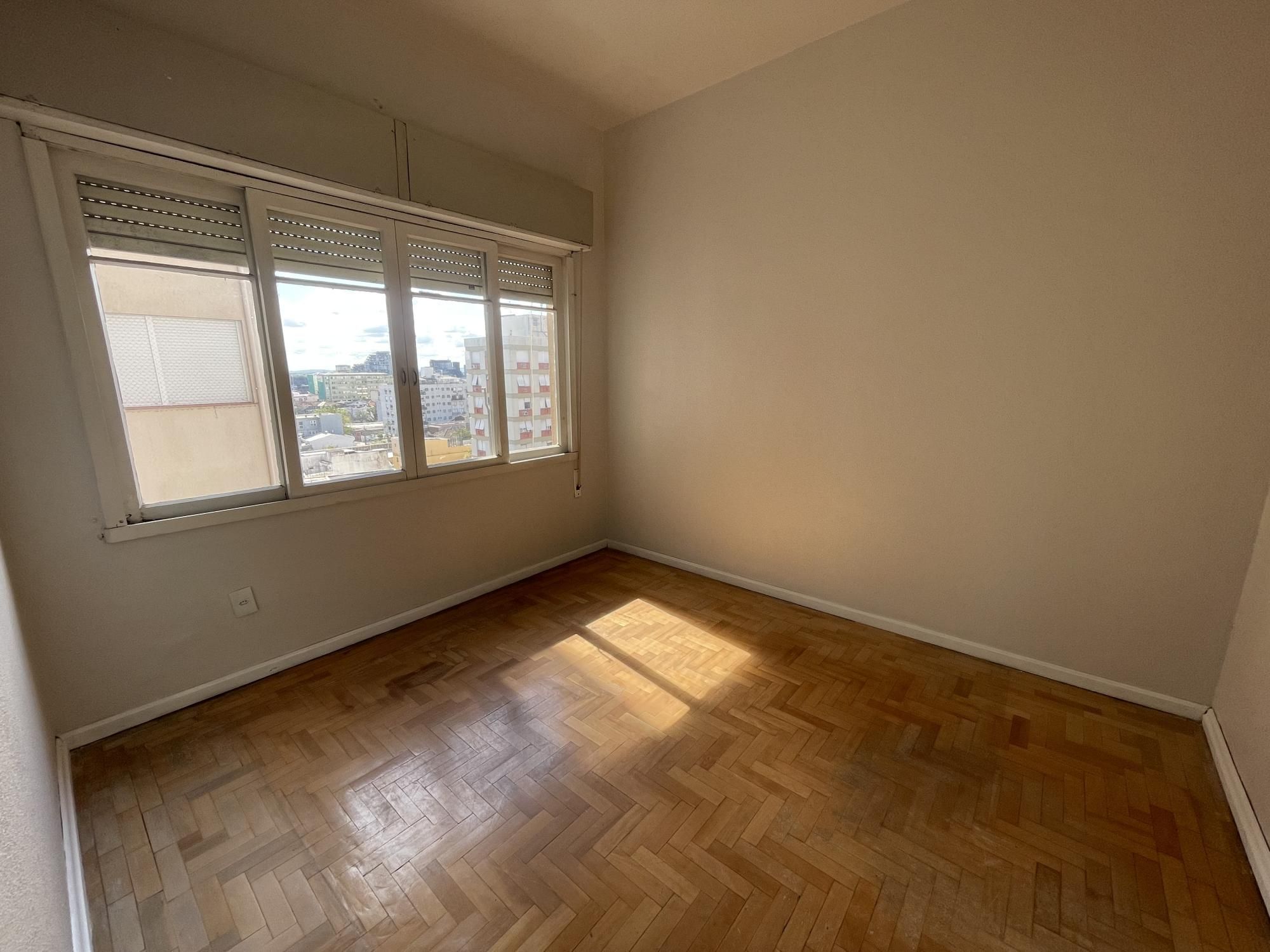 Apartamento 2 dormitórios com dependência 70m2 Moinhos de Vento Av. Cristóvão C