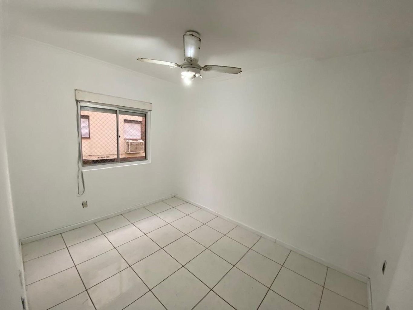 Apartamento de 2 dormitórios e duas vagas de garagem em Canoas.