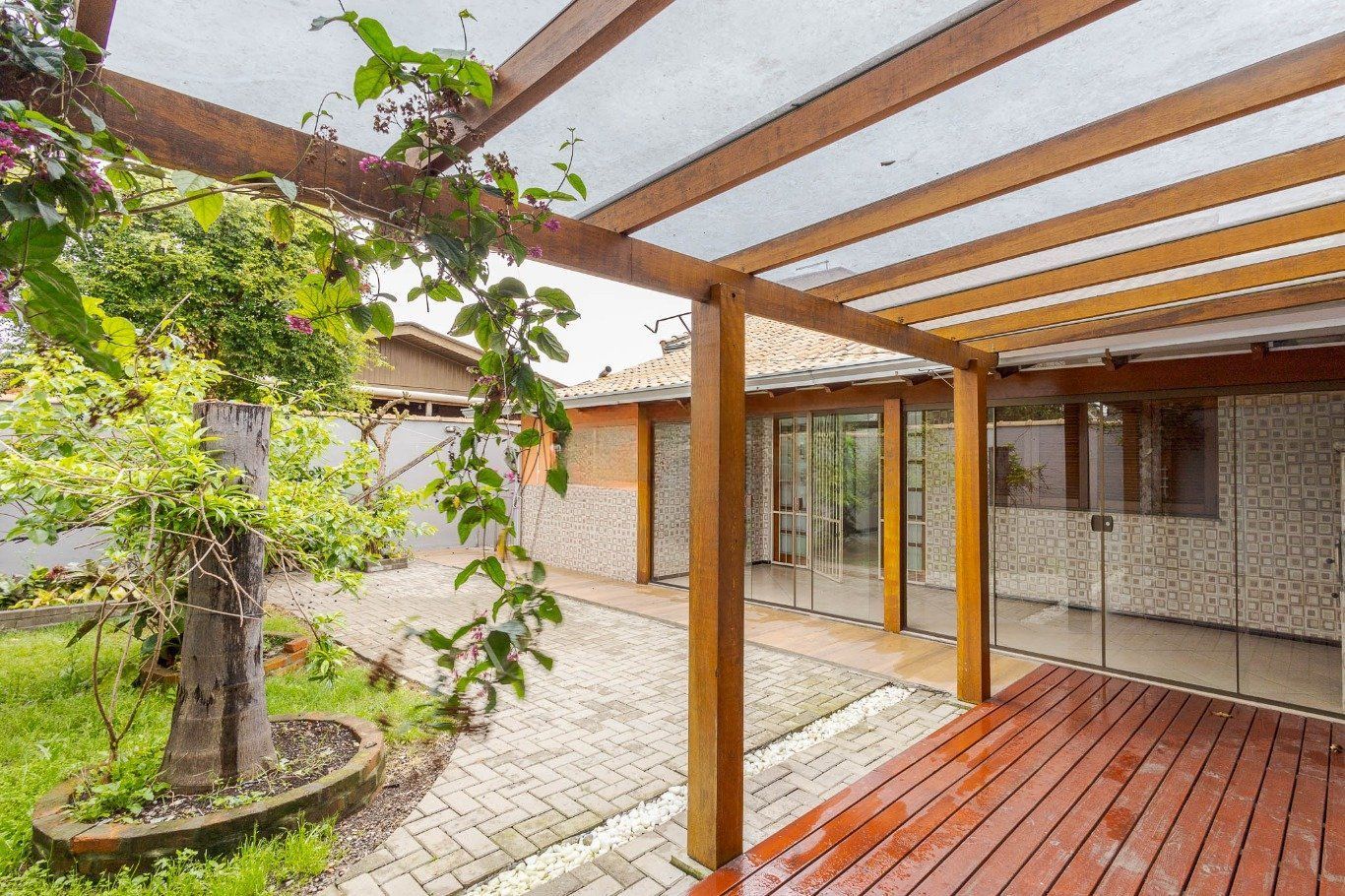 Casa com 4 dormitórios, 2 vagas de garagem em Canoas