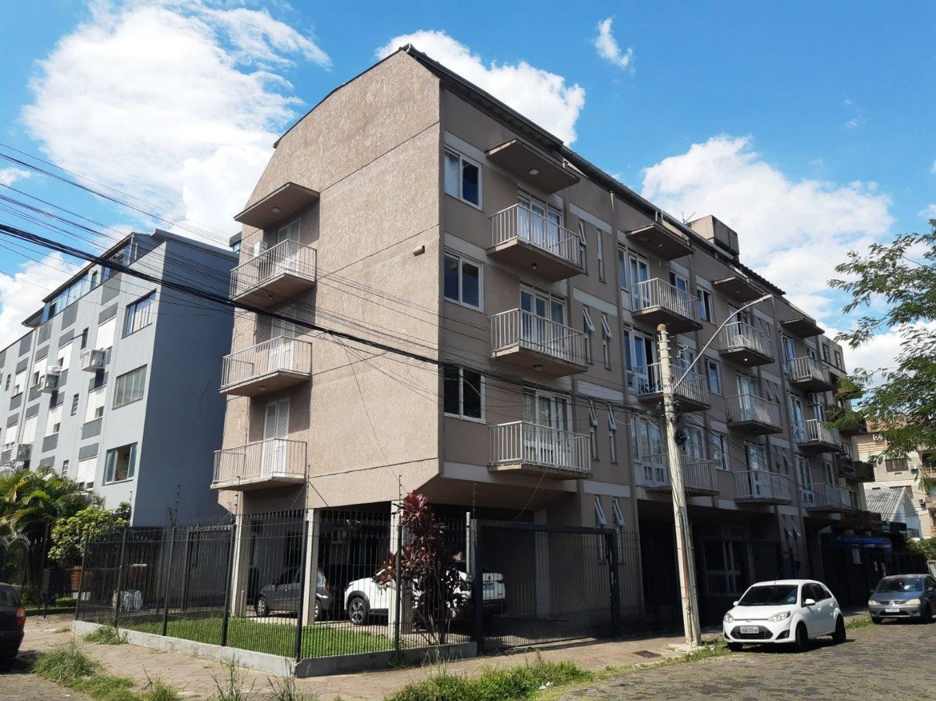 Apartamento Duplex de 2 dormitórios,  1 vaga de garagem em Cachoeirinha.