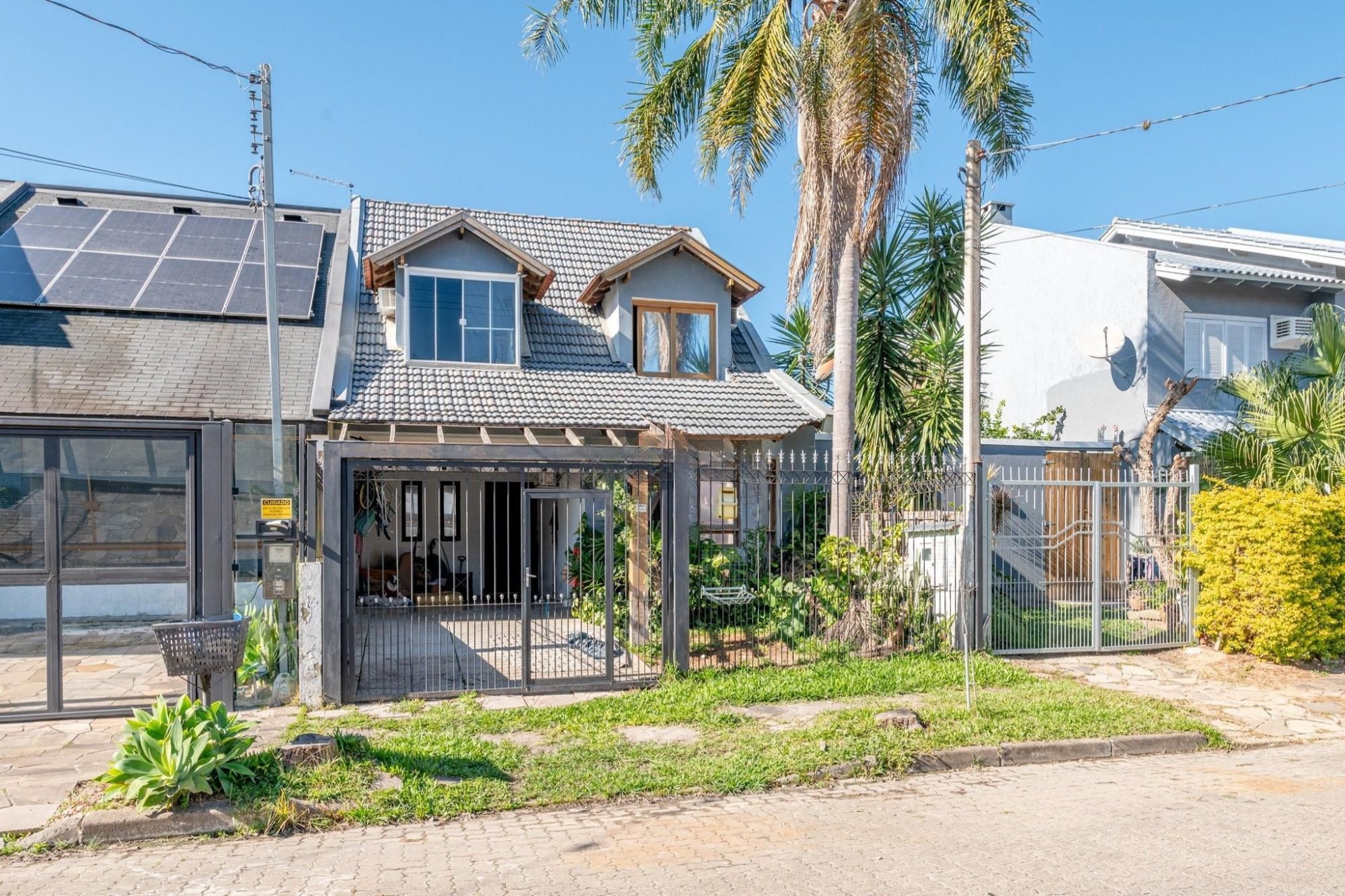 Casa com 2 quartos, 1 suíte, 2 vagas na Hípica.
