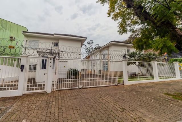 Casa em condomínio de 3 quartos no Bairro Teresópolis Porto Alegre.