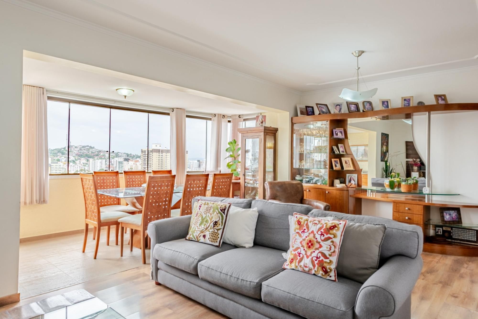 Apartamento 3 Dorm, 2 vagas e Elevador, com Vista para o Guaíba e vaga Dupla.