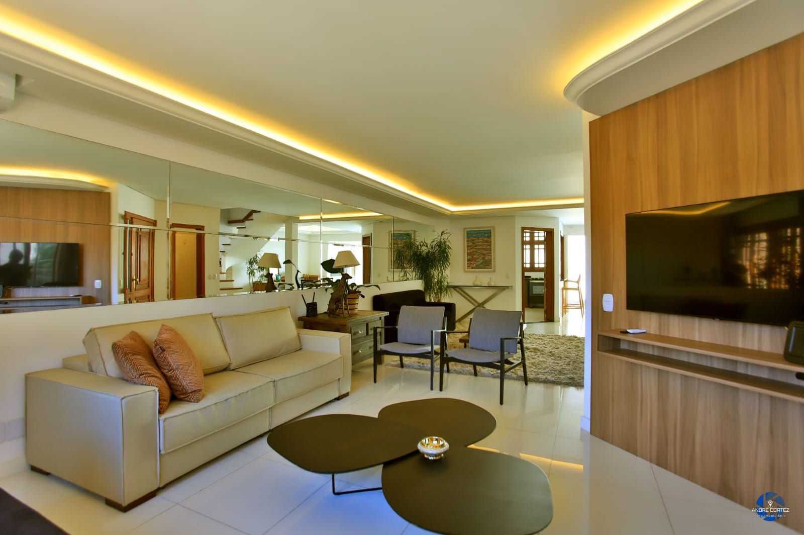 Casa à venda com 3 quartos, 284m² - Foto 1
