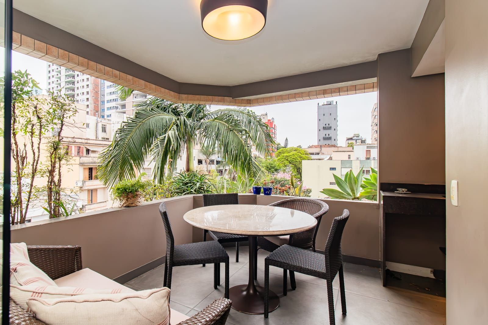 Apartamento de 3 quartos, suíte, elevador e 2 vagas no bairro Rio Branco.