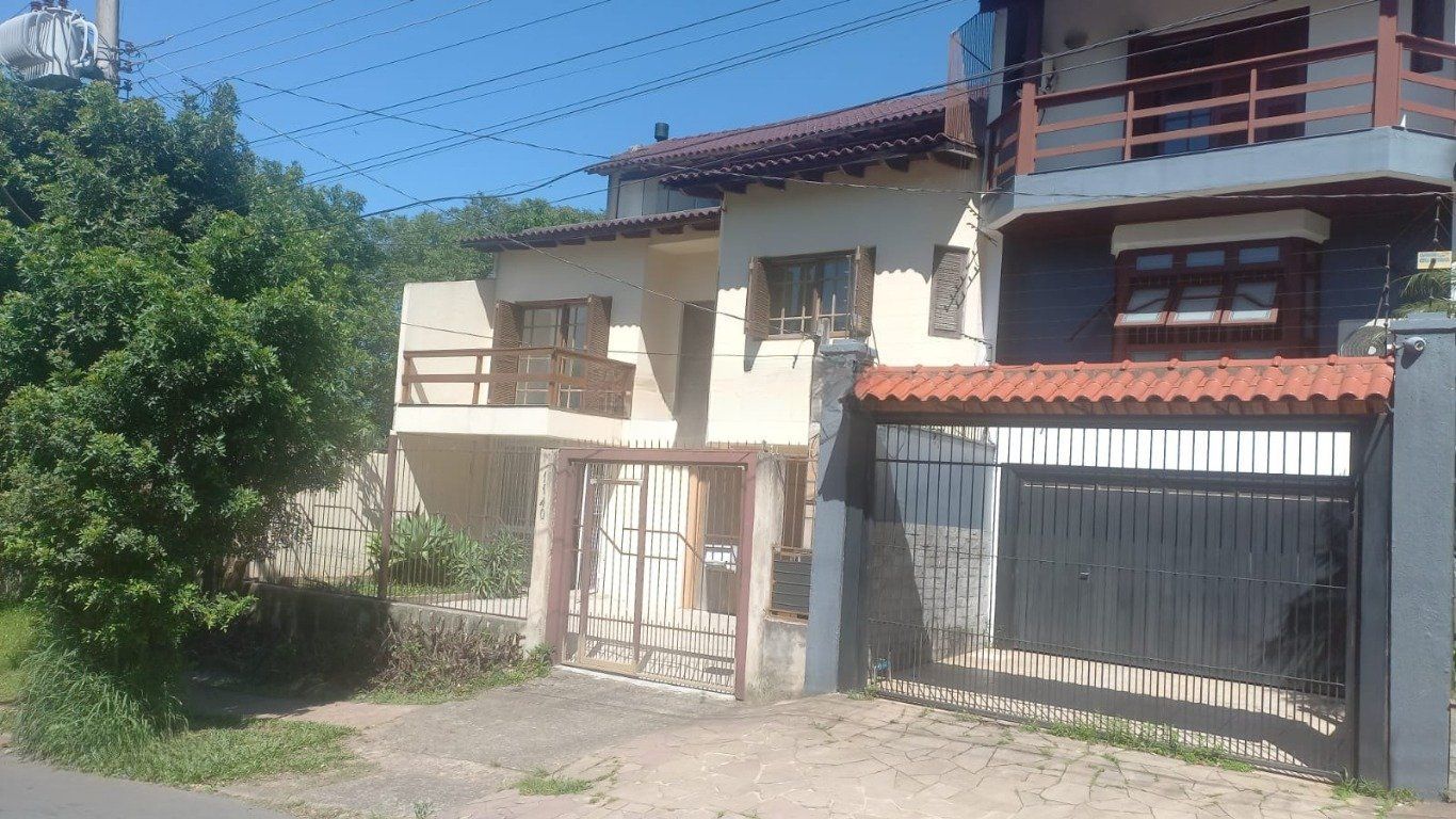 Casa com 3 quartos, 4 vagas de garagem e com pátio no bairro Parque Santa Fé
