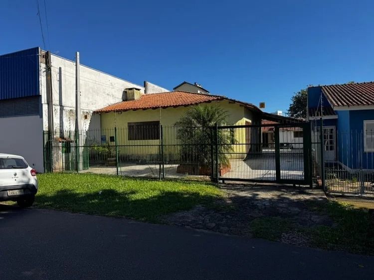 Casa com 3 dormitórios no no centro de Gravataí.