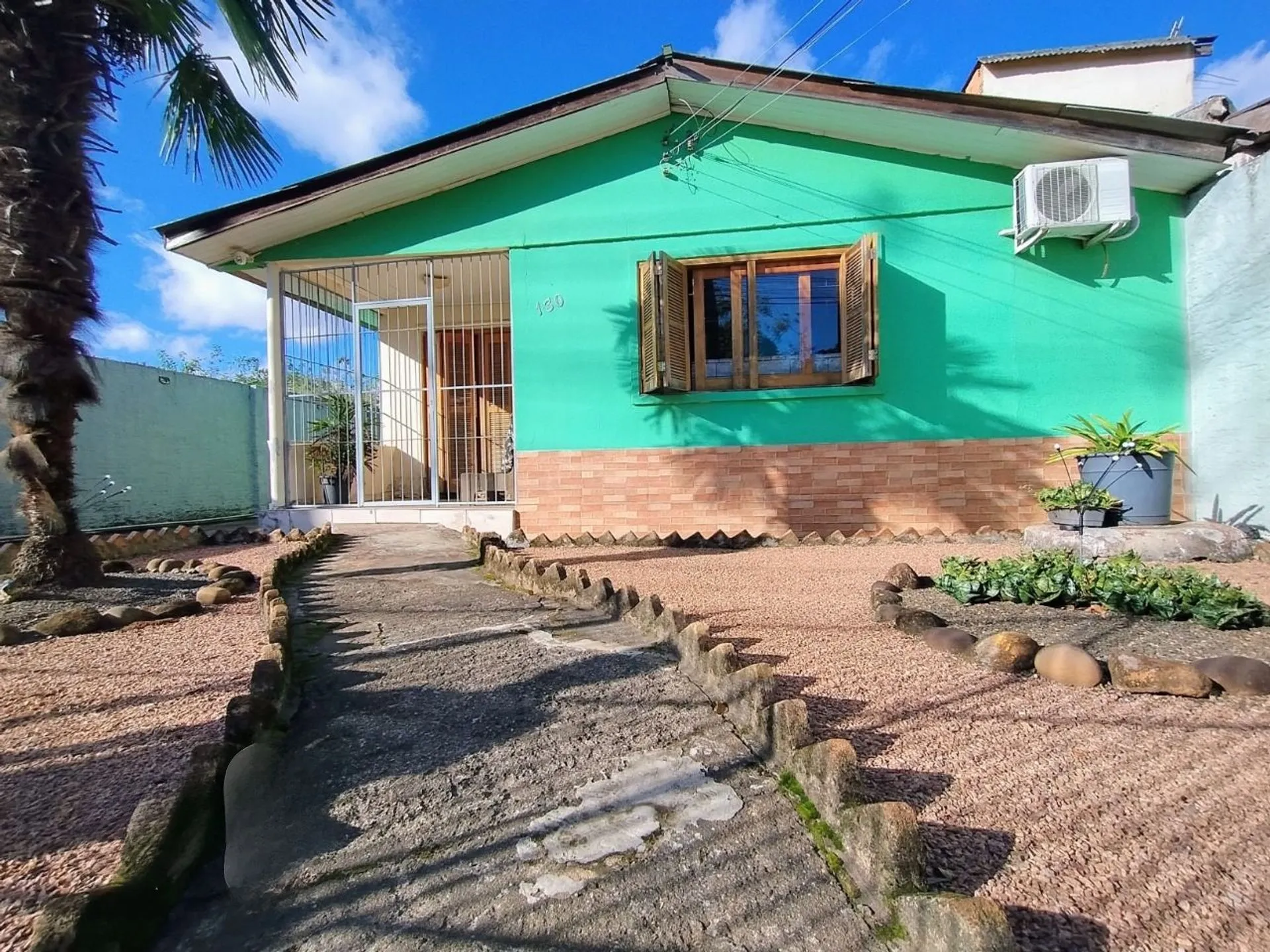 Casa de 3 dormitórios e 4 vagas de garagem em Canoas.