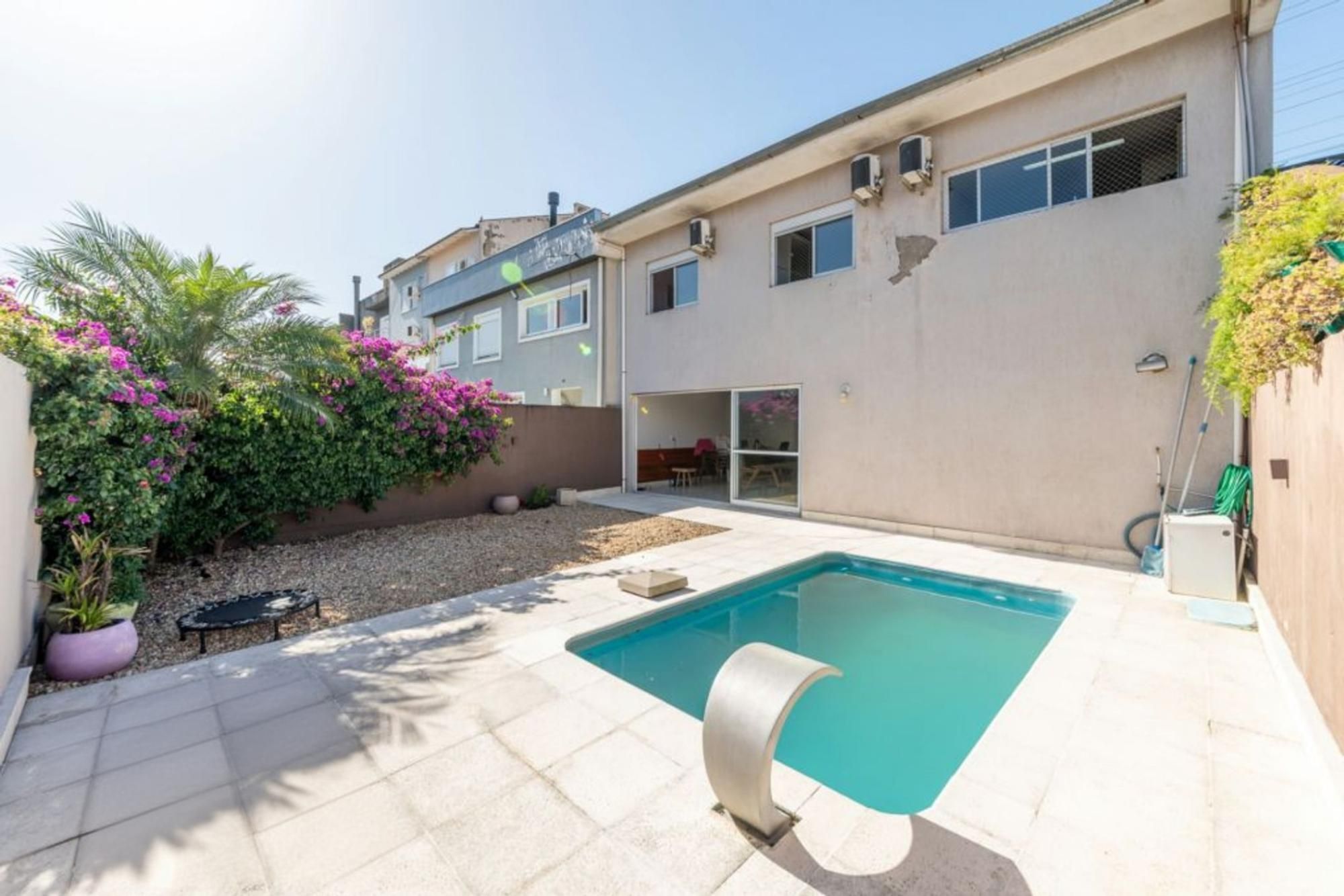 Casa em condomínio de 3 dormitórios, 2 vagas e churrasqueira no bairro Agronomia