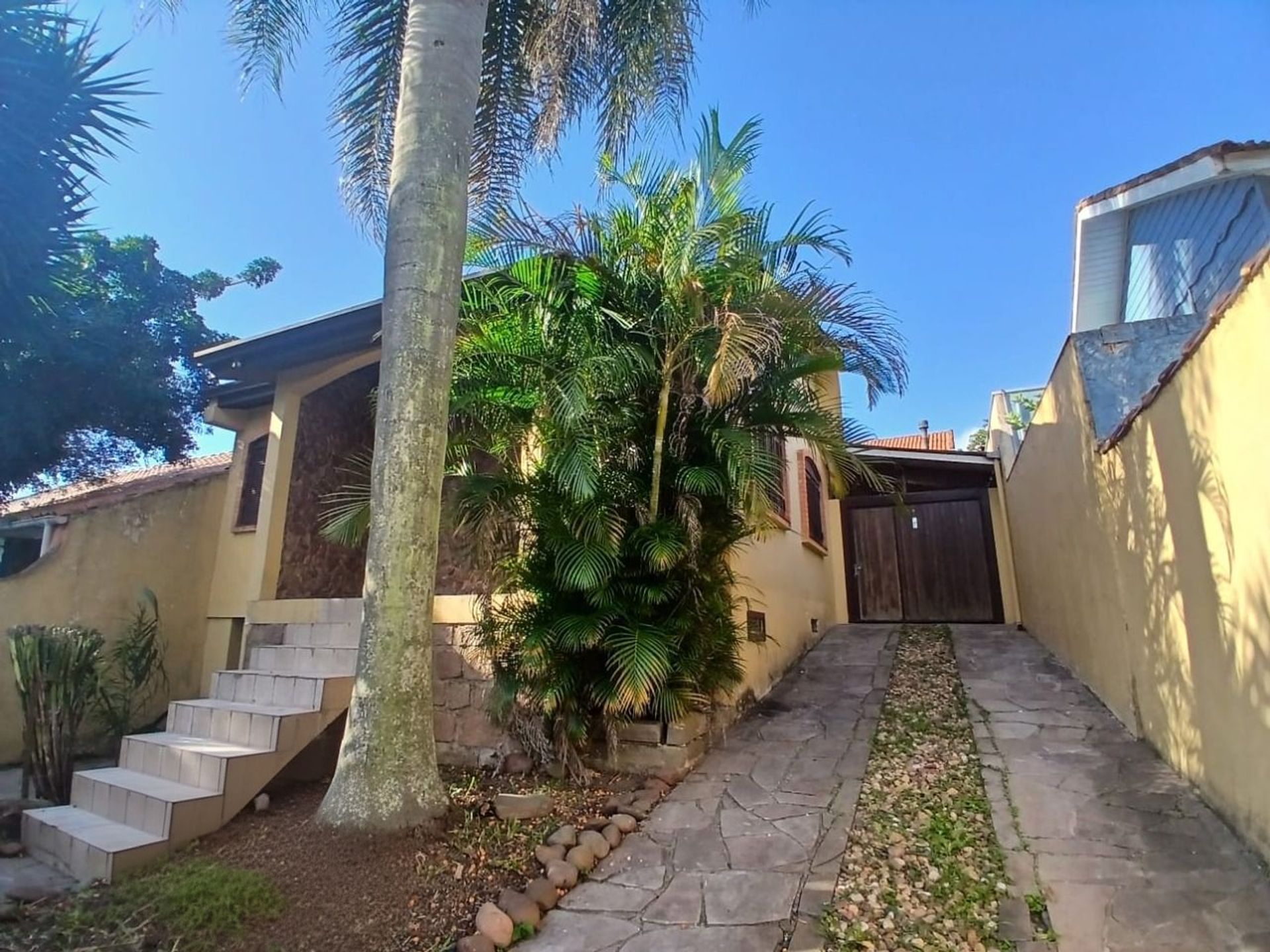 Casa de 3 dormitórios, piscina e 4 vagas de garagem em Canoas.