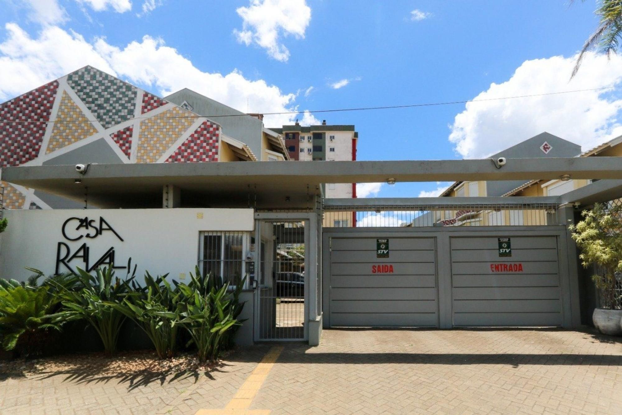 Casa em condomínio com 2 quartos e 2 vagas no bairro Marechal Rondon em Canoas.