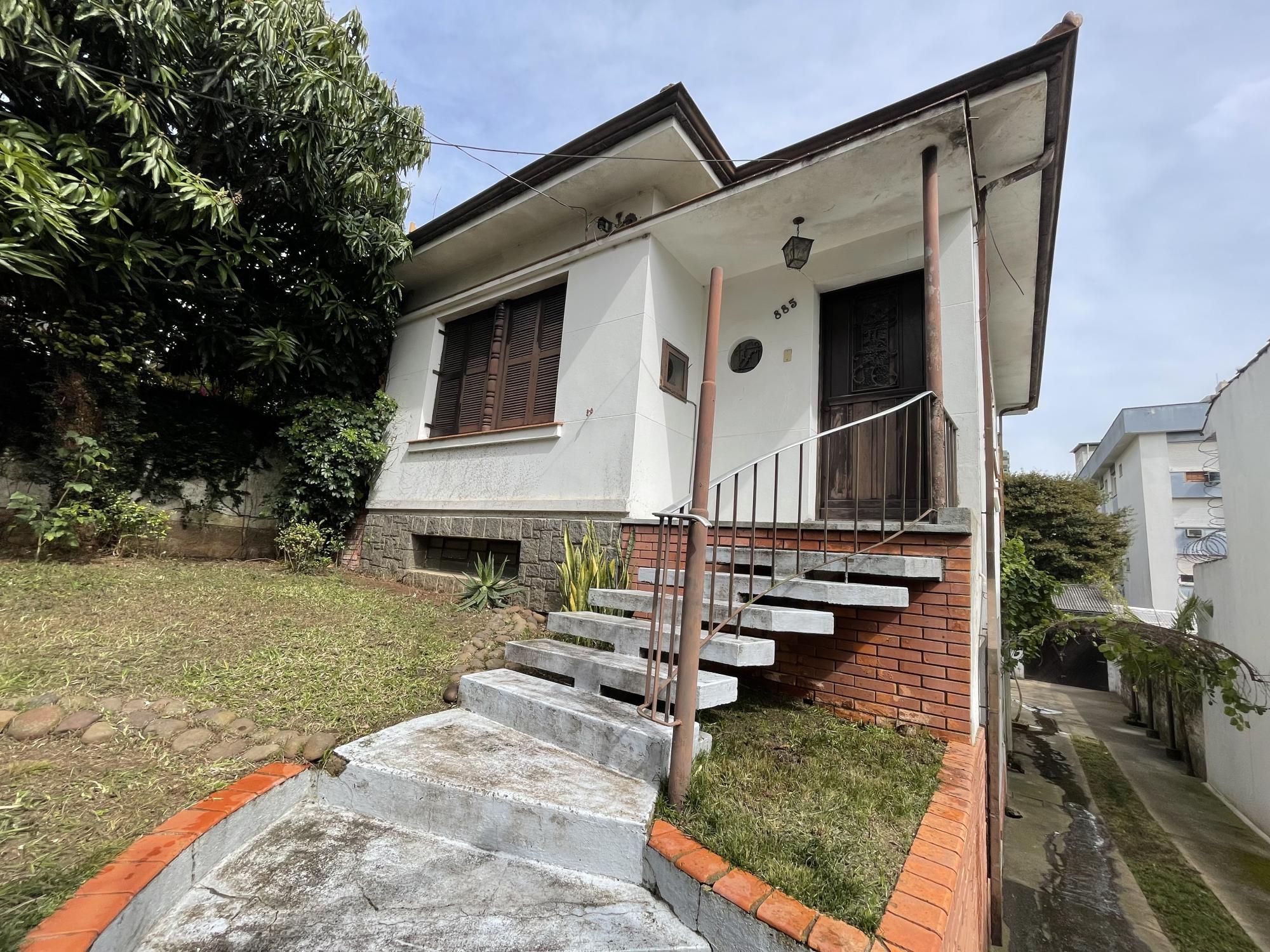 Casa com 3 dormitórios e ampla garagem Bairro Higienópolis