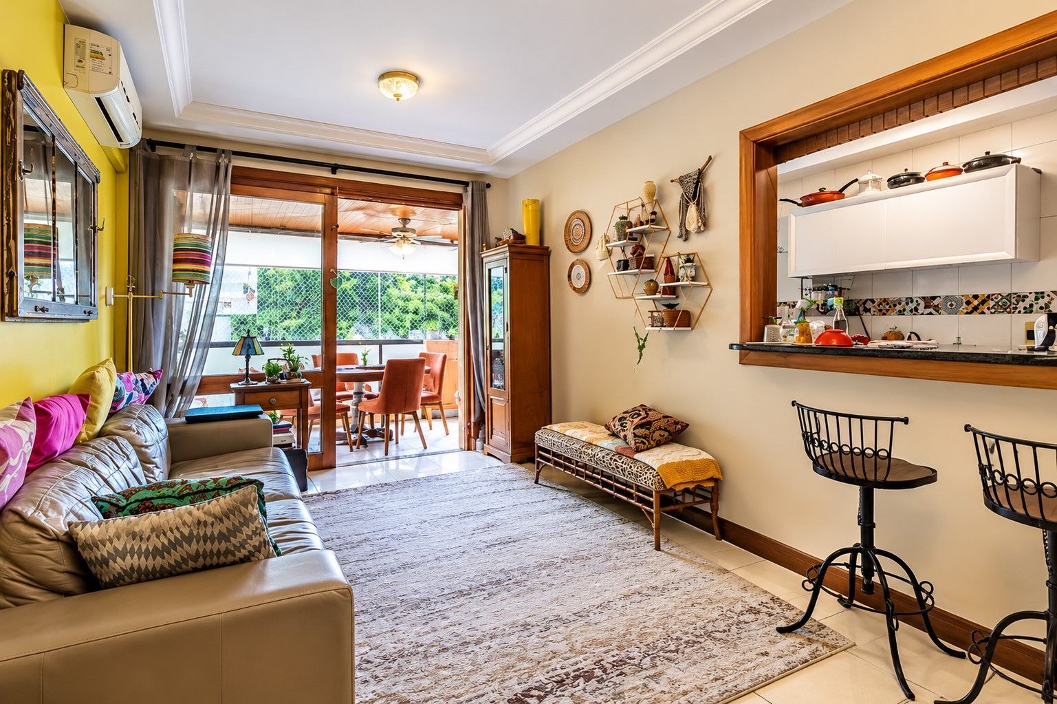 Apartamento 2 Dormitórios, Suíte, Elevador e 2 vagas no Tristeza