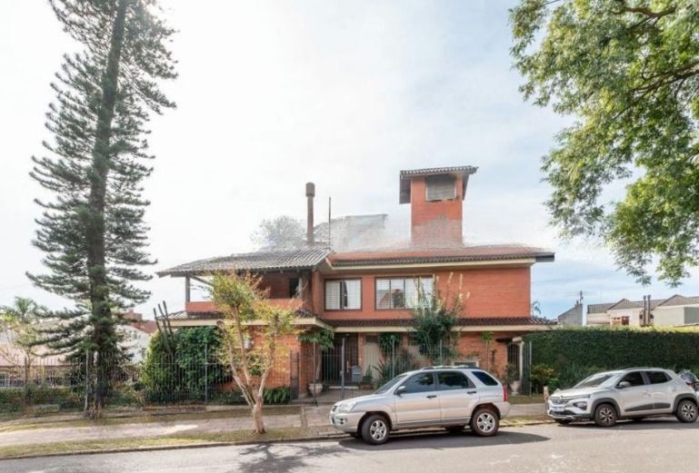 Casa, 4 dormitórios no bairro Chácara das Pedras em Porto Alegre para Comprar