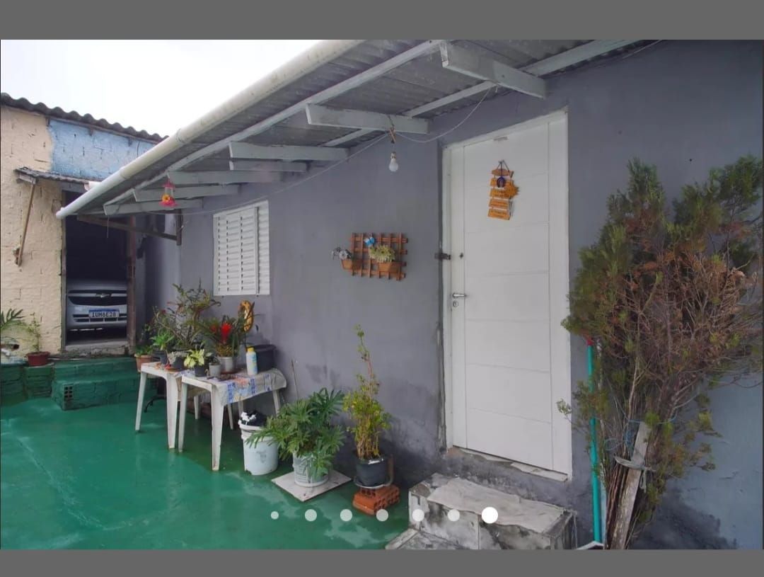 Casa com Pátio, 2 Quartos, vaga de garagem no Bairro Passos Das Pedras.