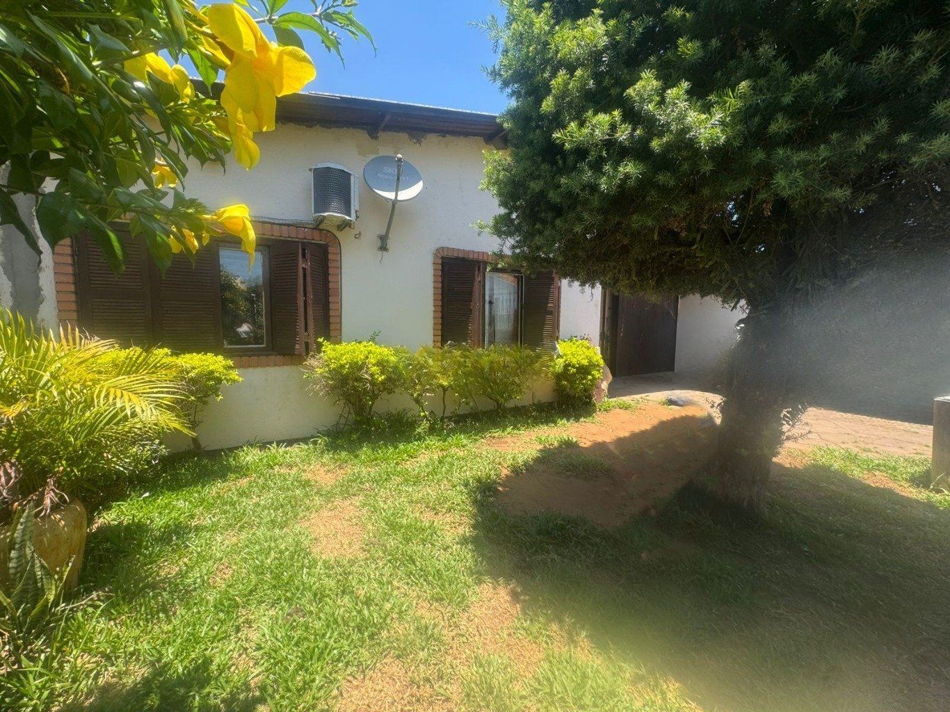 Casa de 5 dormitórios e 4 vagas de garagem em Canoas.