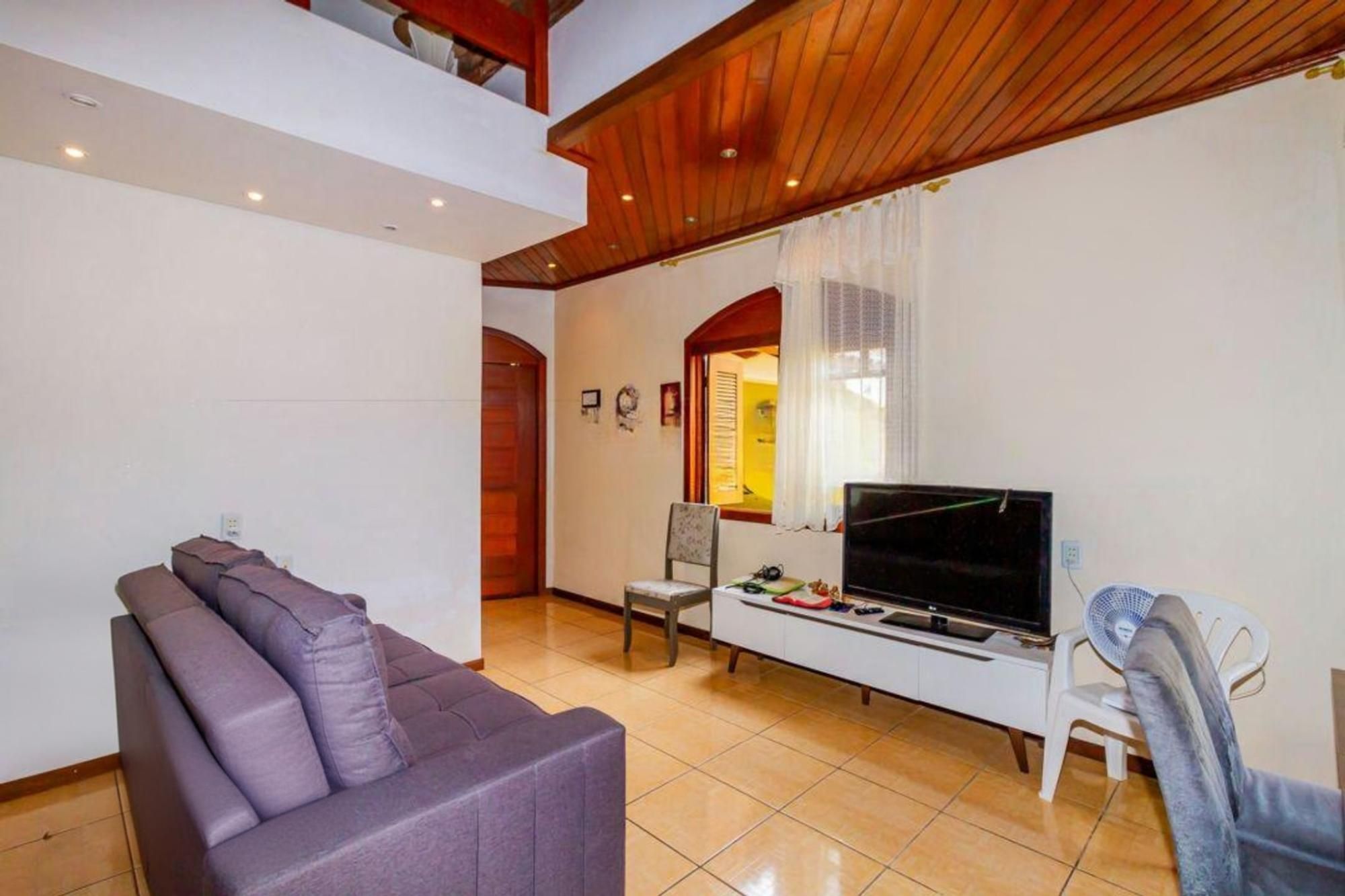 Casa à venda com 5 quartos, 210m² - Foto 4