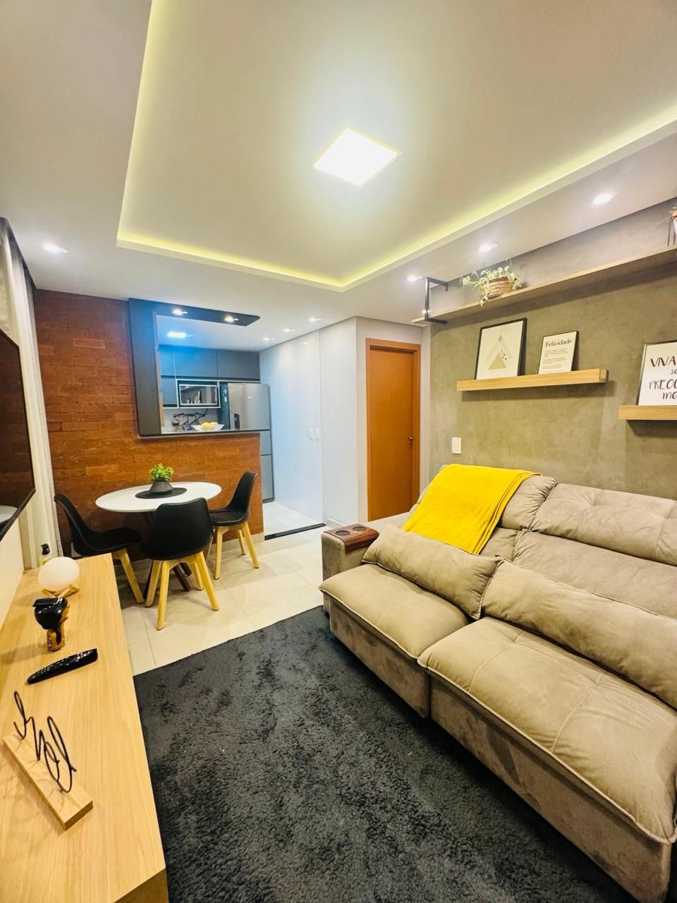 Apartamento de 2 dormitórios com 1 vaga no Bairro Morro Santana.