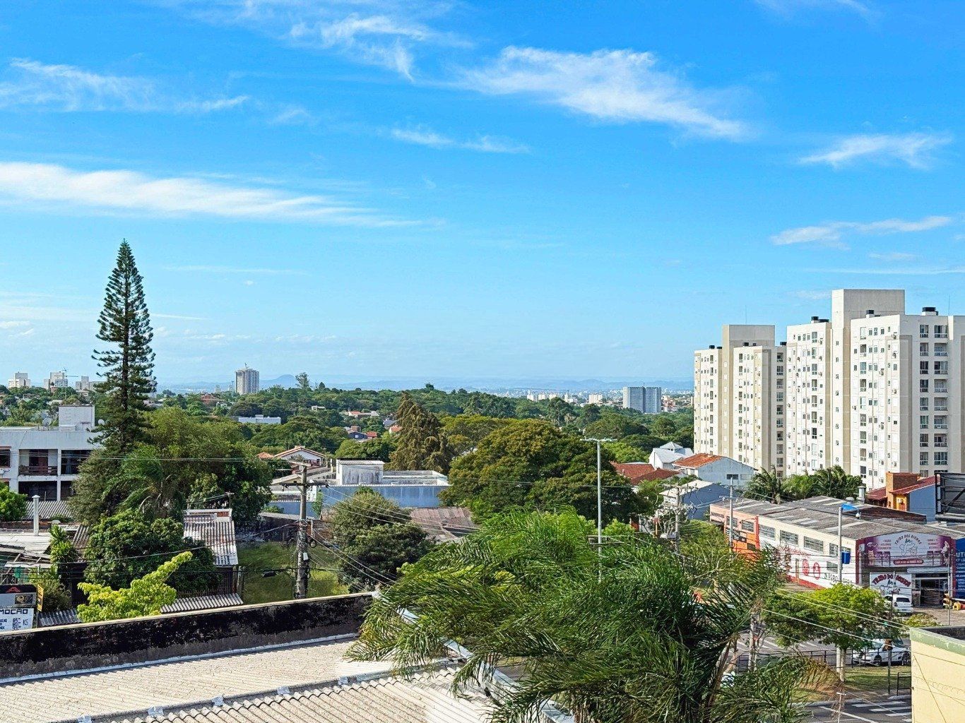 Apartamento mobiliado de 2 quartos, elevador e 1 vaga no bairro Morro Santana