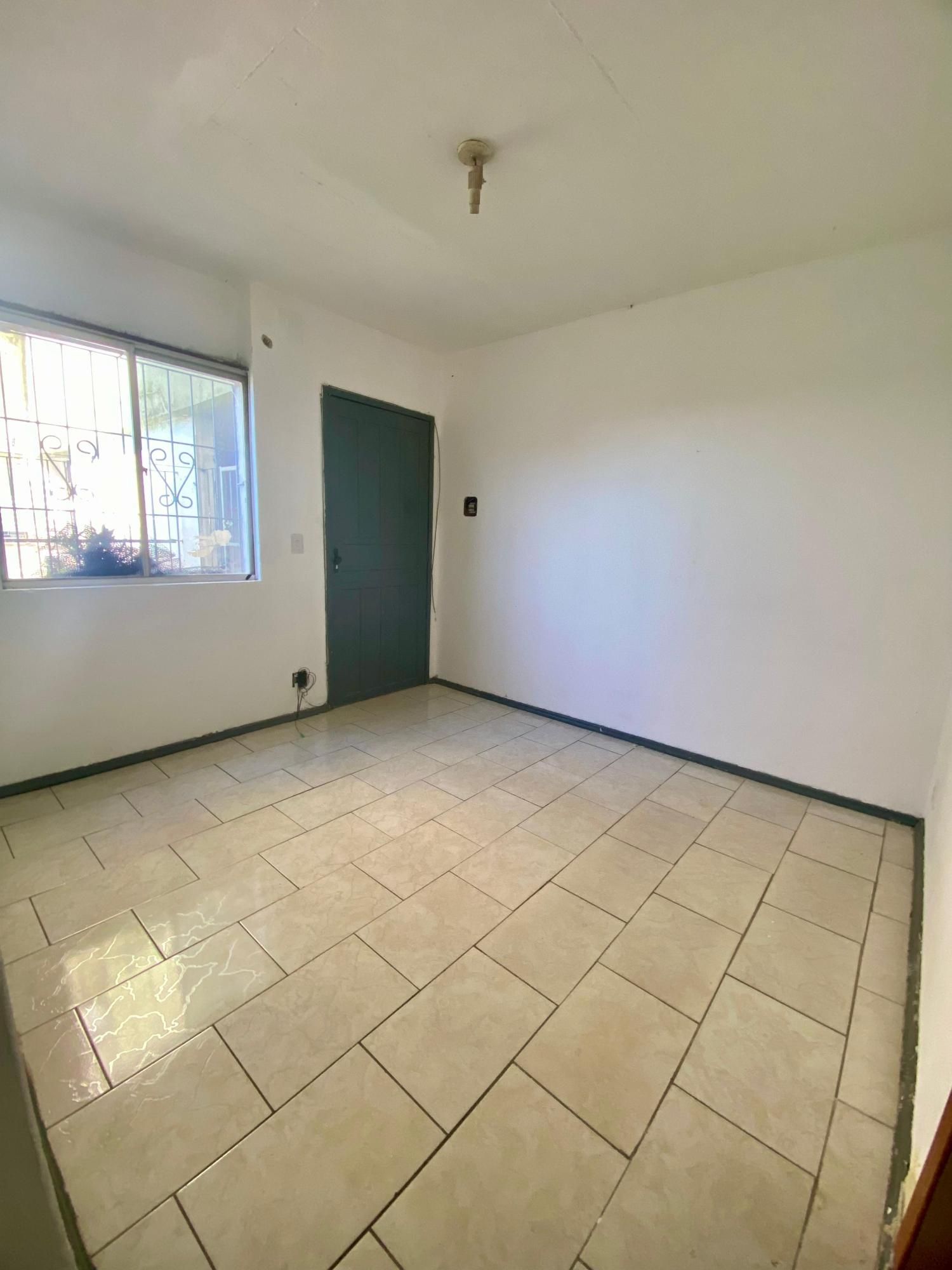 Apartamento Térreo, com 2 quartos, portaria e pátio  no bairro Rubem Berta