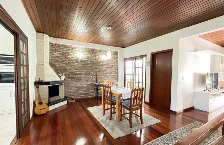 Casa à venda com 4 quartos, 265m² - Foto 1