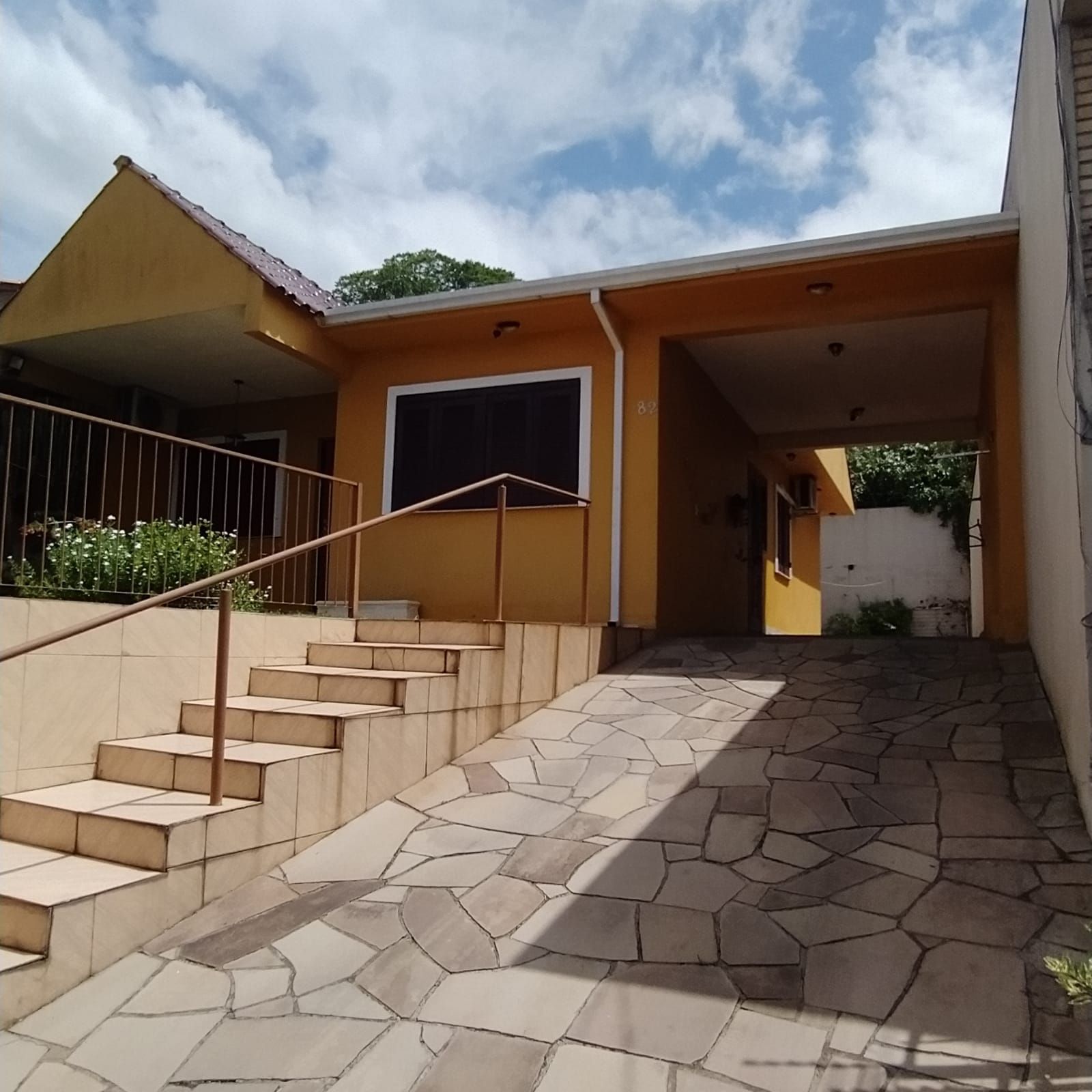 Casa 2 quartos, suíte, cozinha grande, lavanderia, aquecimento a gas, pátio grande