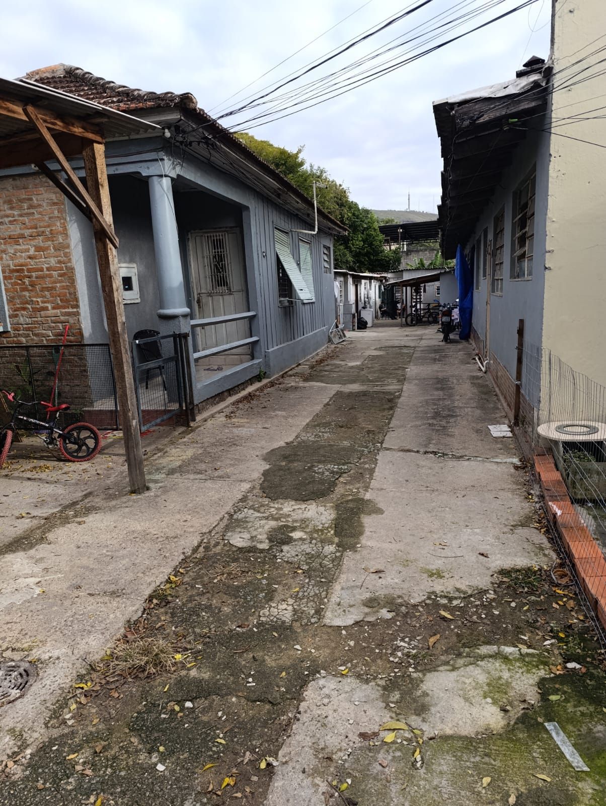 Terreno com 5 casas e 7 Jks/Kitnetes a venda, excelente para investimento, em Porto Alegre RS