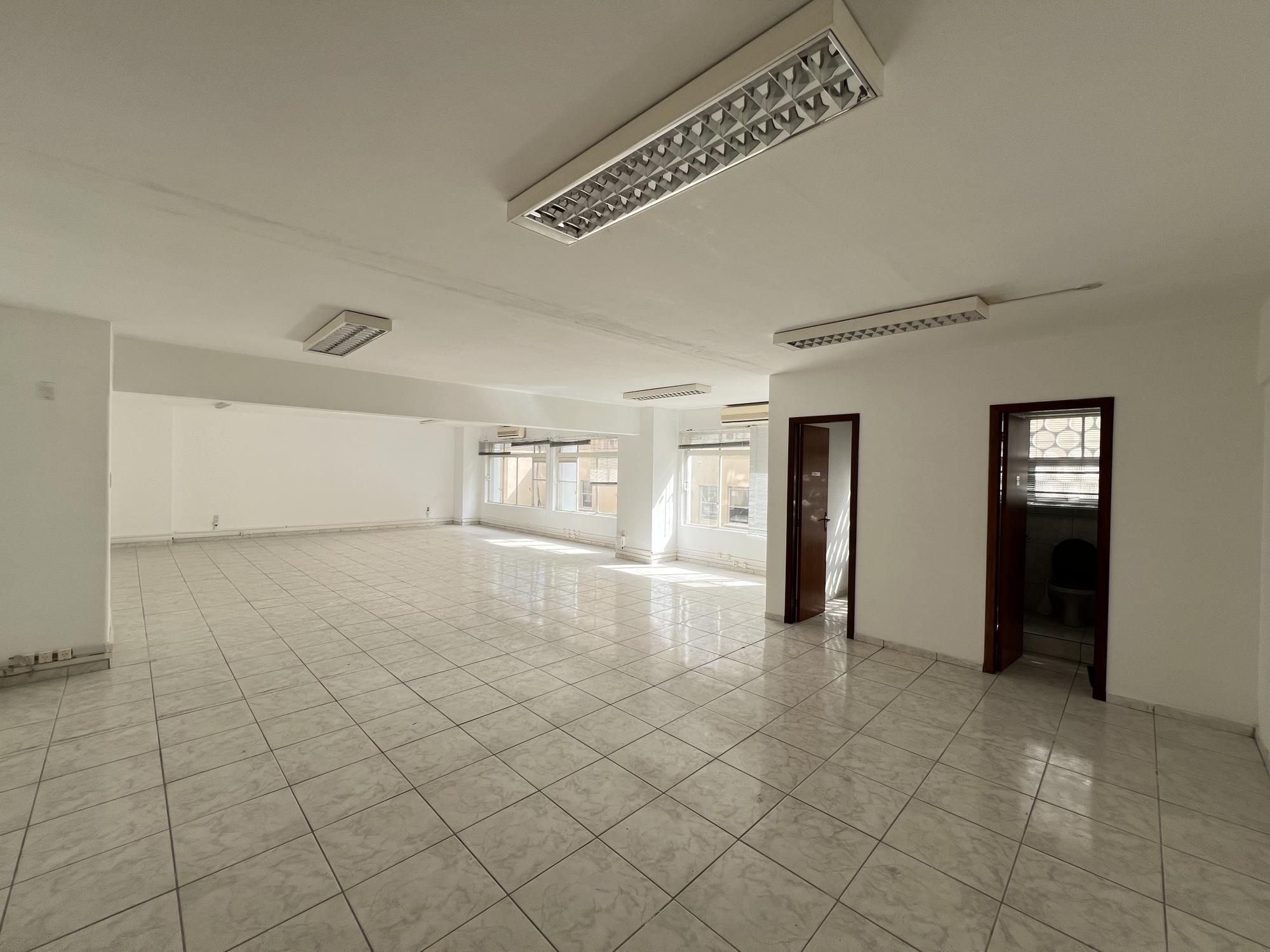Sala Comercial à venda com 107m², 1 quarto no bairro Centro Histórico em Porto Alegre