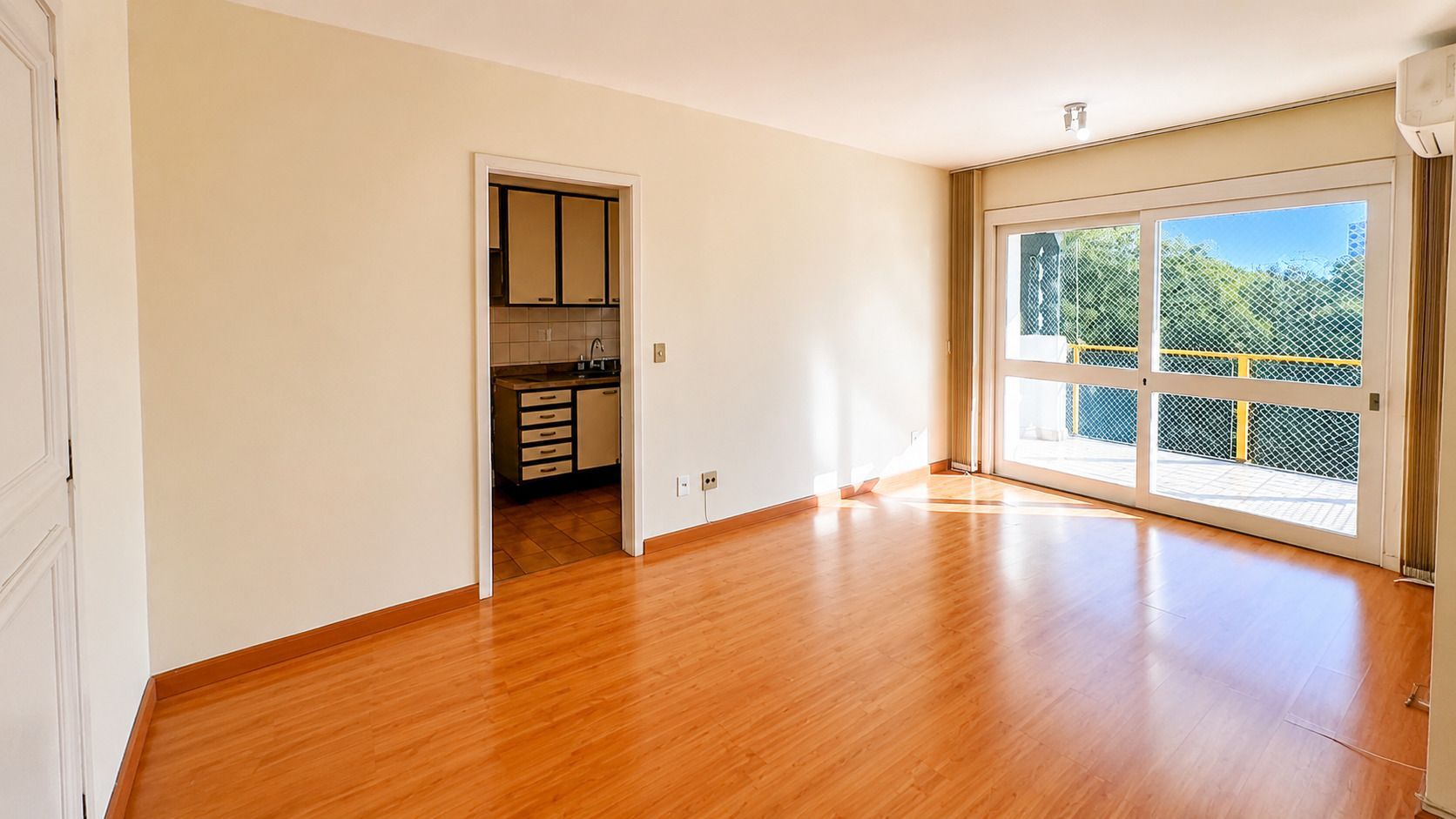 Apartamento 2 Dormitórios, 1 vaga, sacada com churrasqueira à venda-Menino Deus