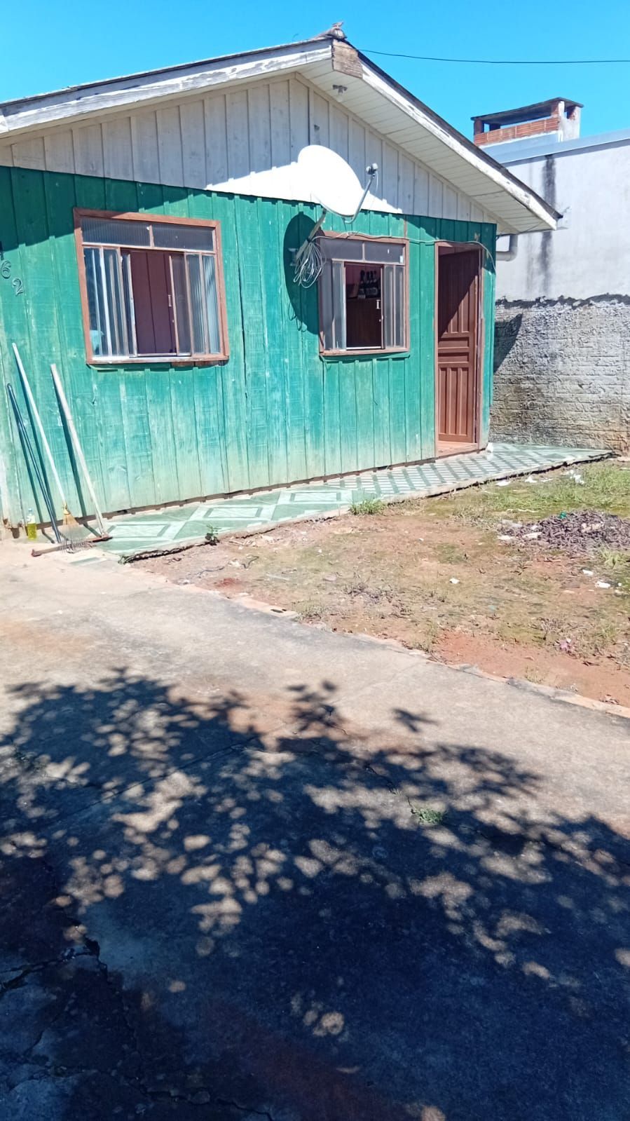 Terreno com casa de madeira