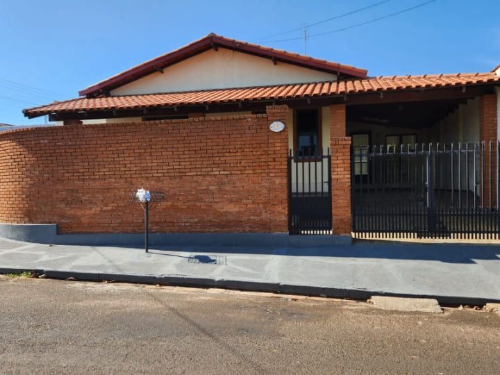 Casa à venda com 3 quartos, 145m² - Foto 1