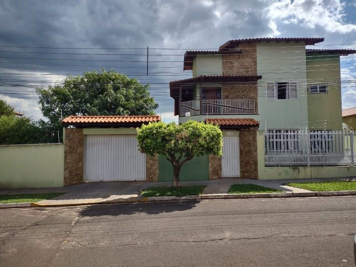 Casa à venda com 3 quartos, 384m² - Foto 1