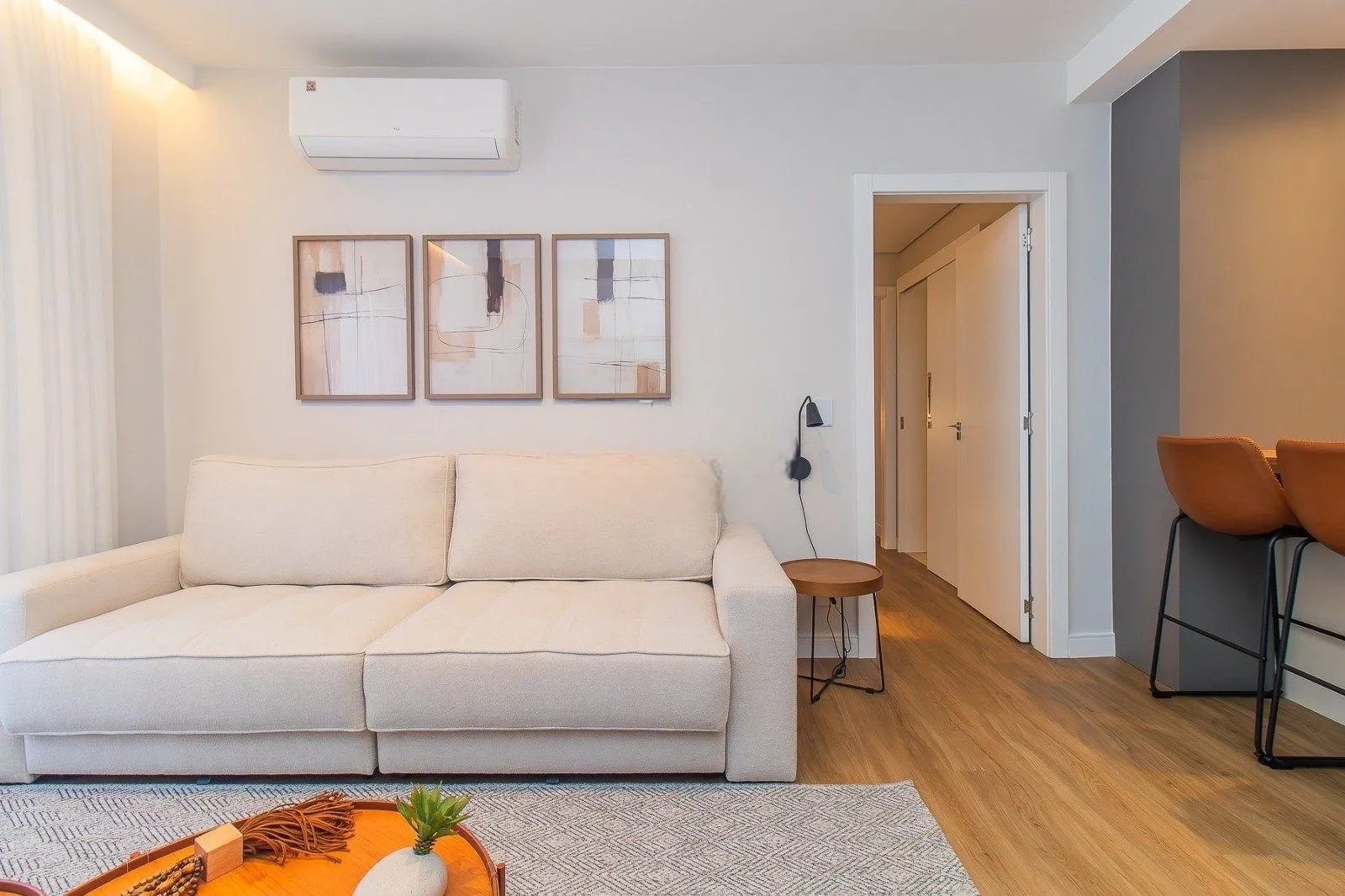 Apartamento com 71m², 2 dormitórios no bairro Passo da Areia em Porto Alegre para Comprar