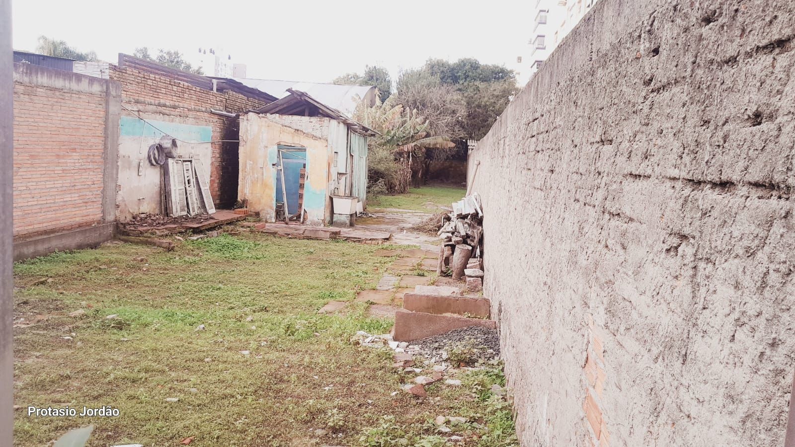 Terreno medindo 342,67m² no bairro Rio Branco/Santana em Porto Alegre