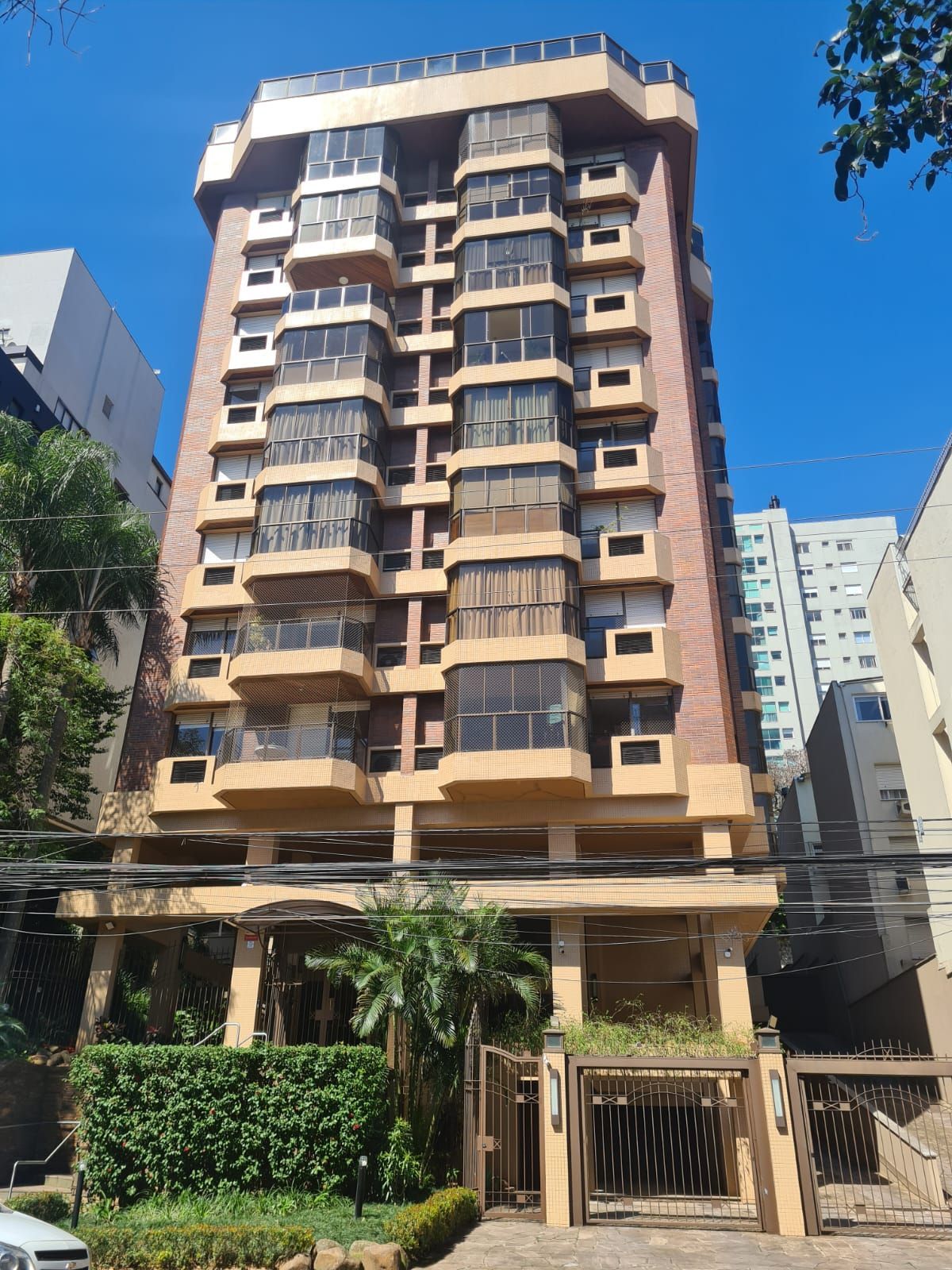 Apartamento de três quartos, suíte e duas vagas de garagem no bairro Mont Serrat em Porto Alere,