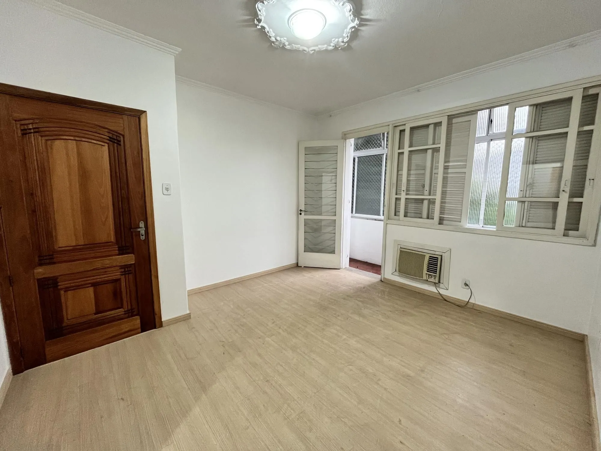 Apartamento desocupado de 1 dormitório, no bairro Azenha em Porto Alegre