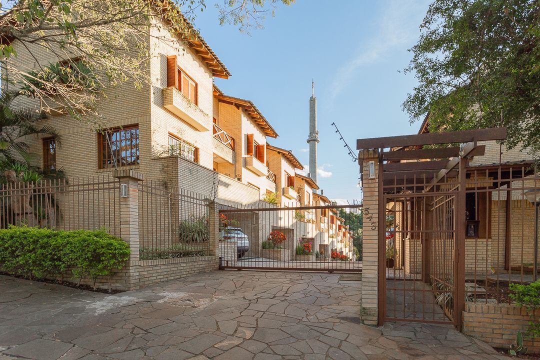 Casa de 3 quartos, suíte e 2 vagas de garagem
