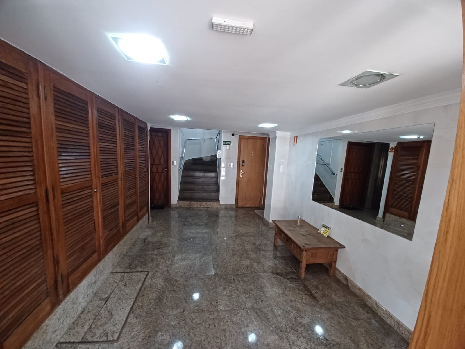 Apartamento de 2 dormitórios lavabo living amplo com sacada  de frente edificio com elevador