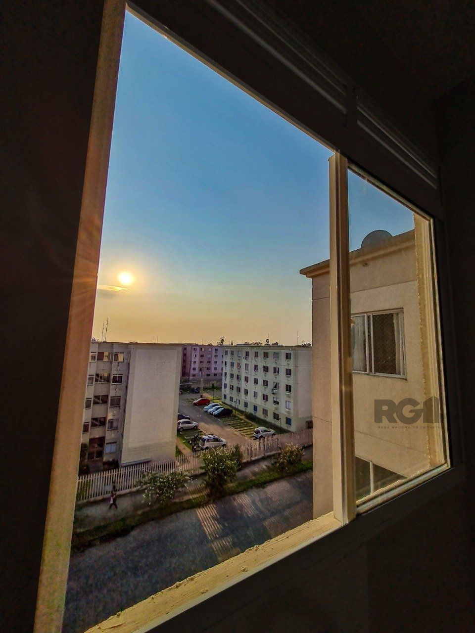 Apartamento de dois dormitórios e uma vaga de garagem no bairro Mario Quintana em Porto Alegre. 