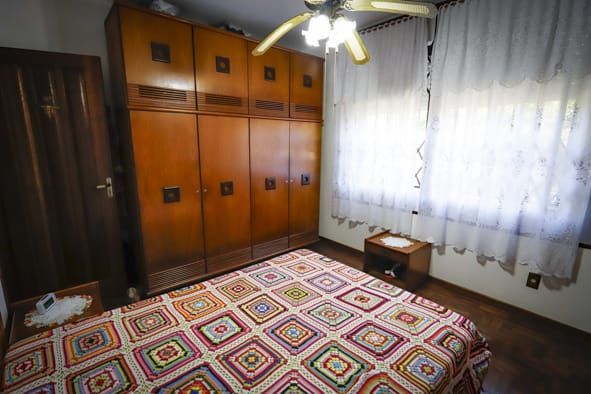 Casa à venda com 4 quartos, 272m², 1 suíte, 2 vagas, Rua Matias José Bins no bairro Chácara das Pedras em Porto Alegre