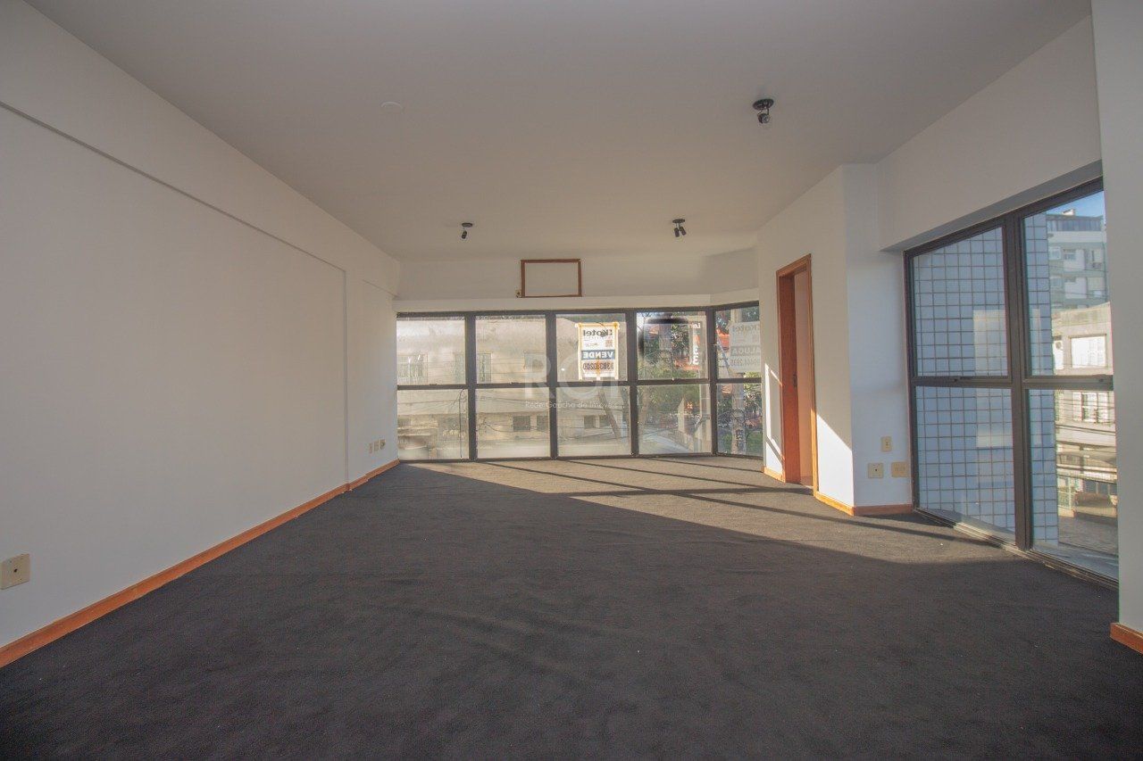 sala comercial com duas vagas de garagem e dois banheiros no bairro Petrópolis em Porto Alegre.