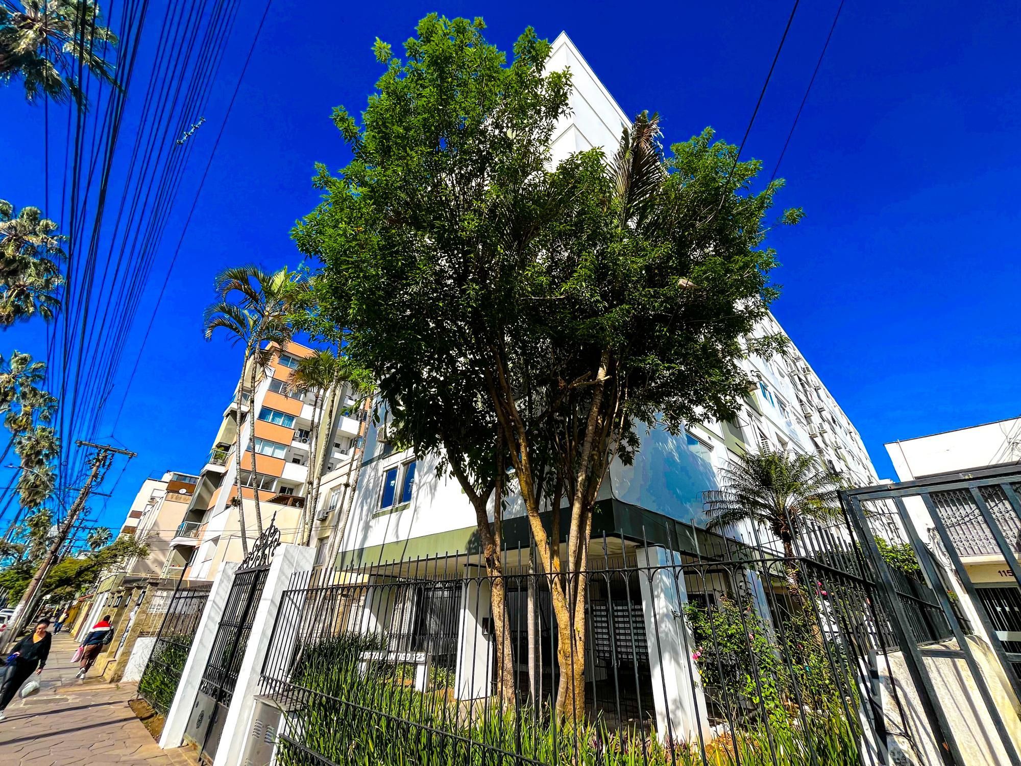 Apartamento de dois quartos com suíte e lareira no bairro Menino Deus POA/RS