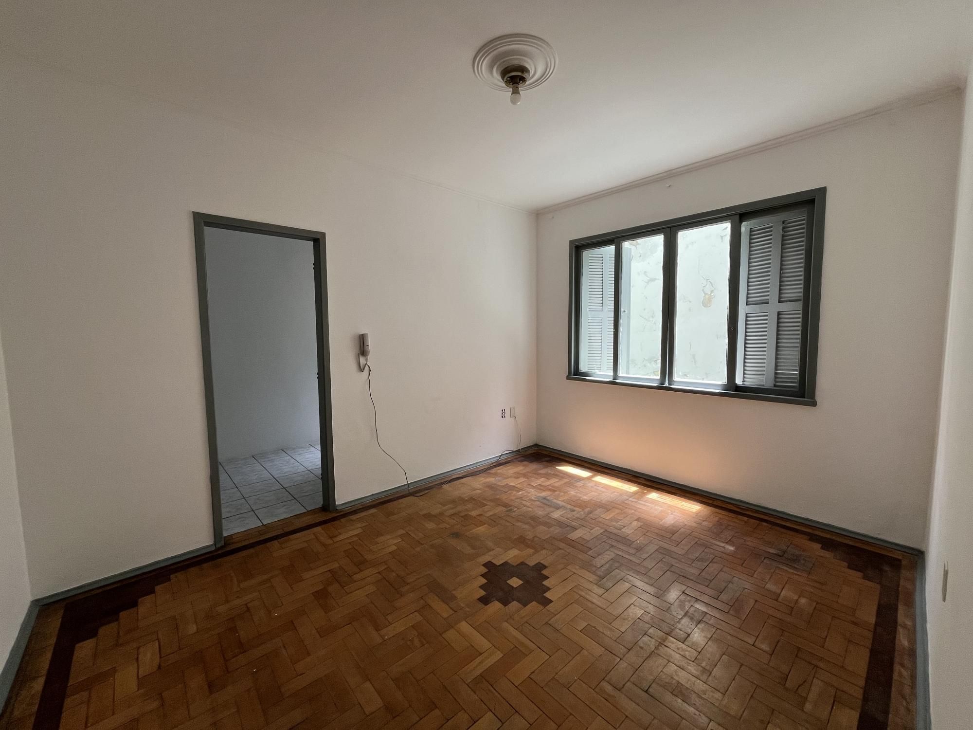 Apartamento de dois quartos em prédio com elevador no bairro Bom Fim em POA/RS