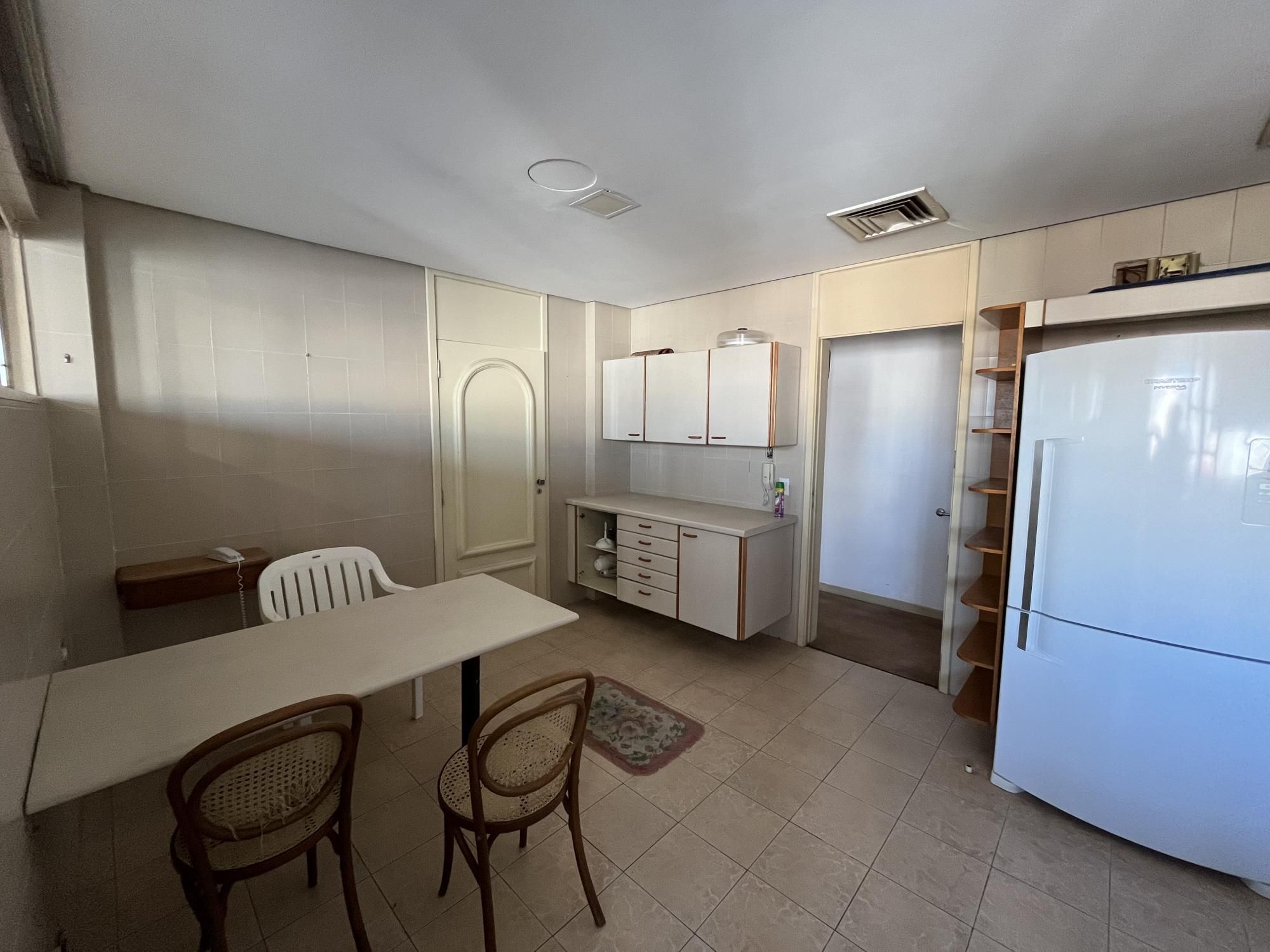 Apartamento à venda com 3 quartos, 227m² - Foto 11