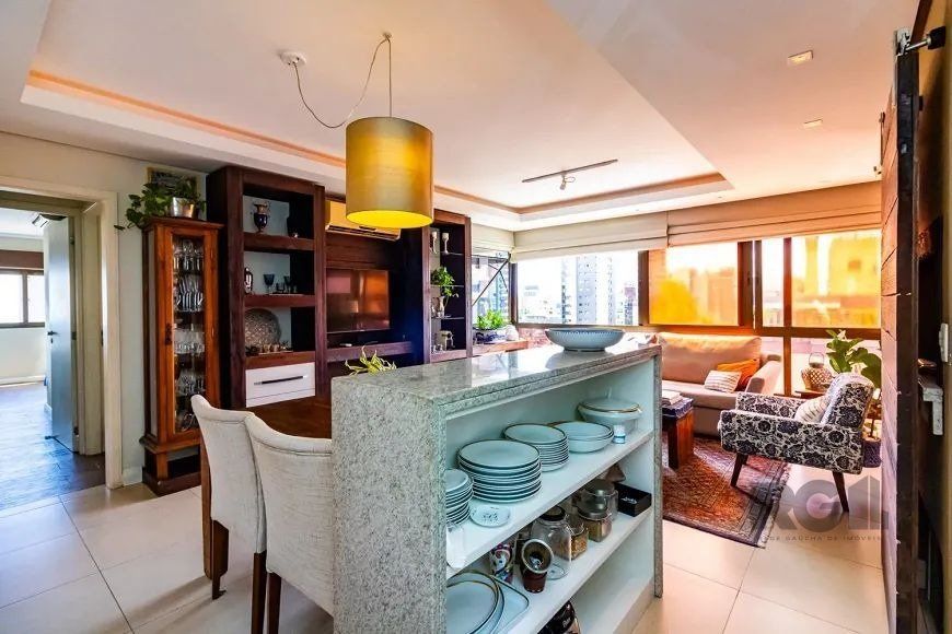 Apartamento 2 dormitórios, sendo 1 suíte, 85 m² de área privativa e 2 vaga(s) de garagem. Localizado na Rua/Av. Artur Rocha, no bairro Bela Vista em Porto Alegre.