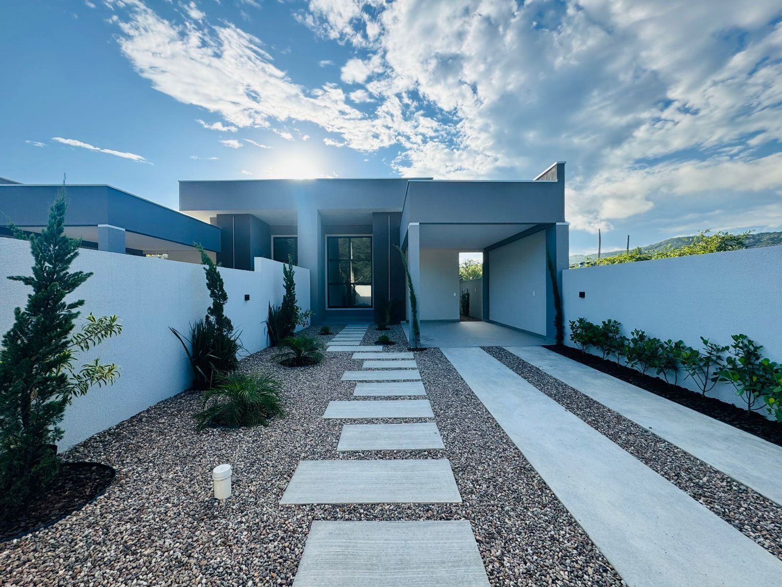 Casa alto padrão. Com 2 suítes e amplo espaço de terreno