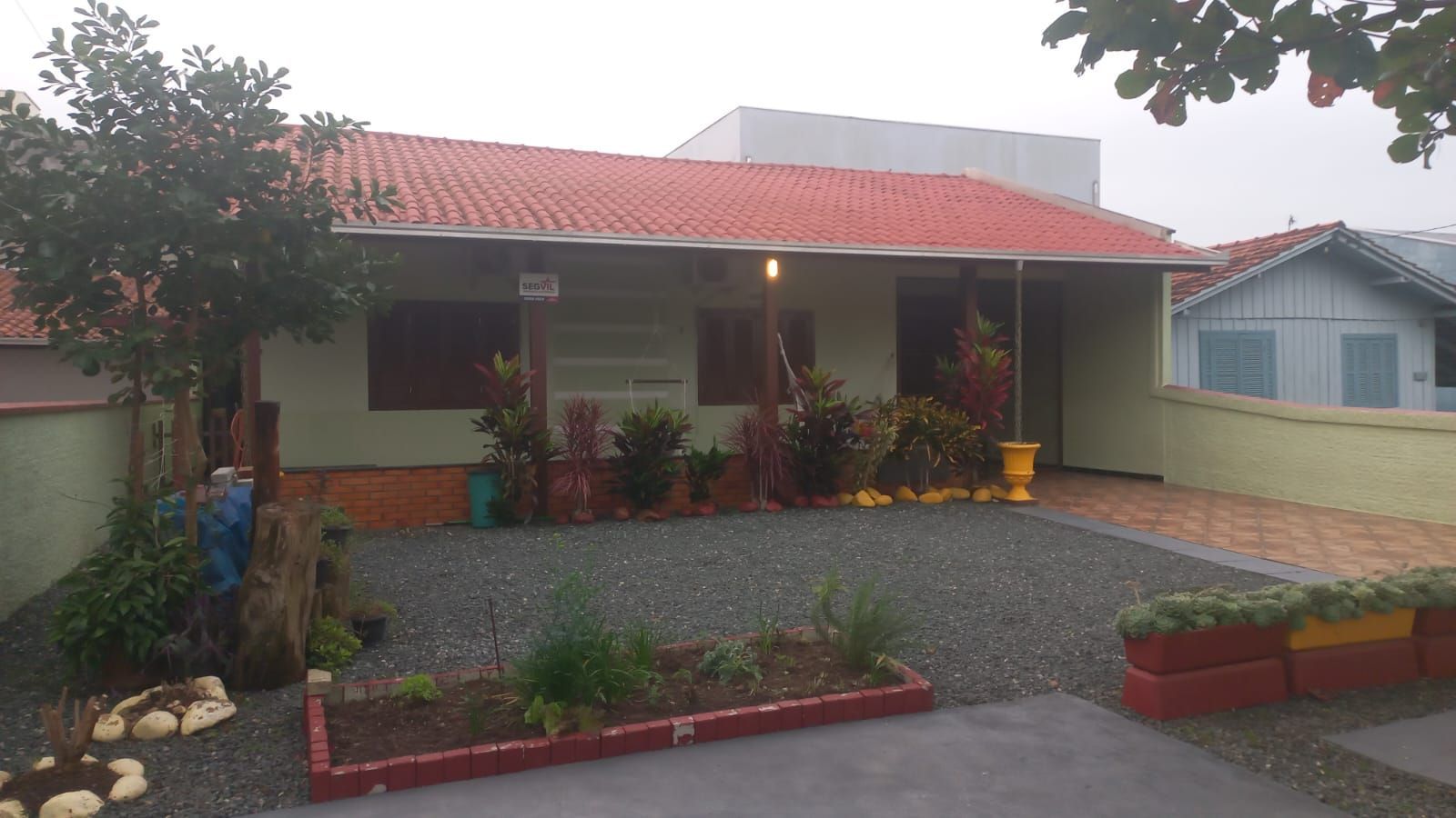 linda casa mobiliado a pouco metros da praia de Itajua