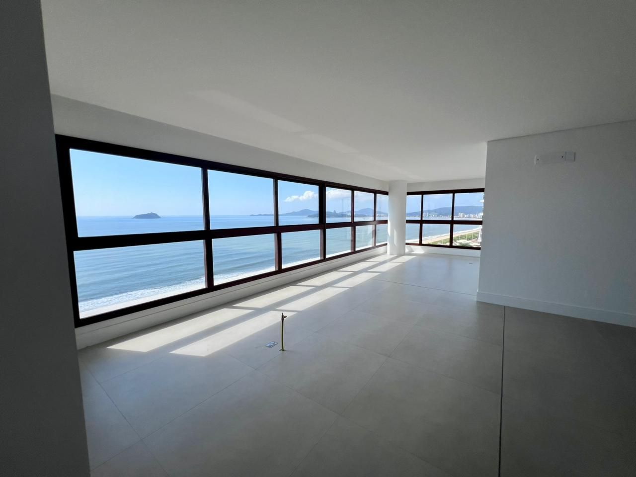 Apartamento frente mar com 3 suítes e lazer completo