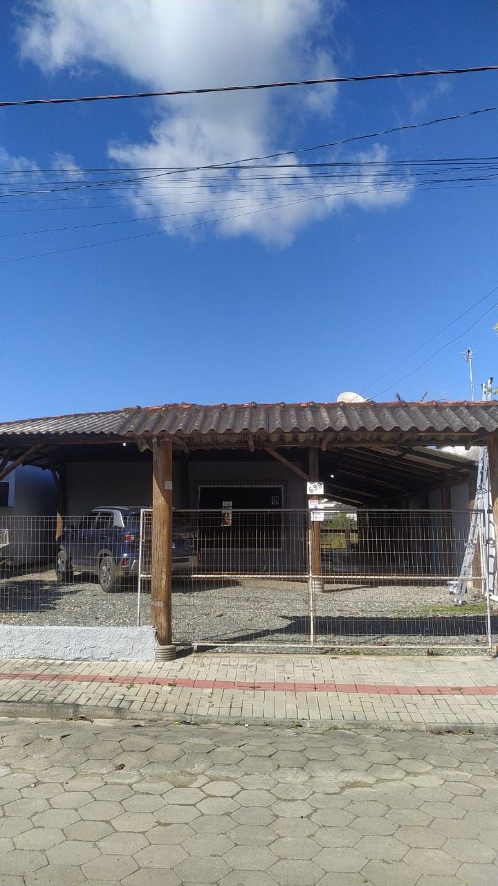 Casa sozinha no terreno